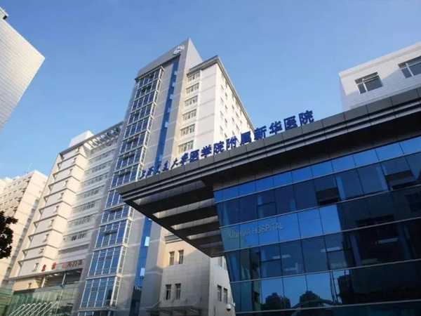 上海新华医院正门口