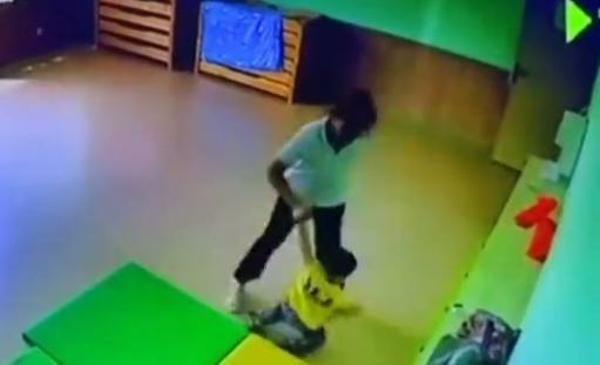 山东一保育员粗暴对待幼儿