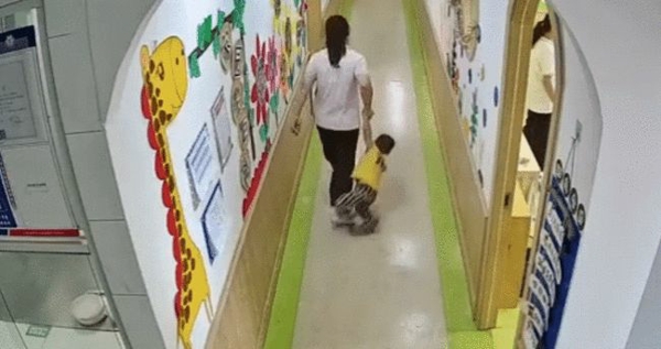 保育员将孩子拖出教室