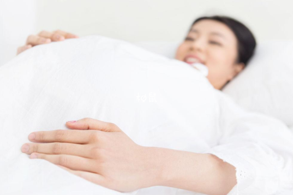 躺女儿睡儿子不准确