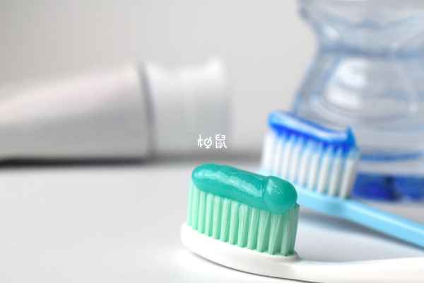 注意不要挤入过多牙膏