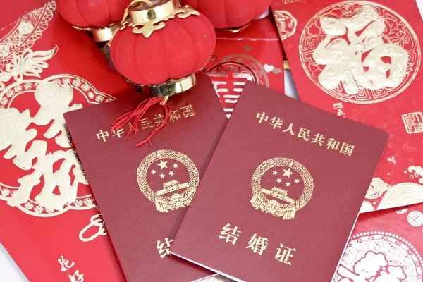 生育津贴领取要结婚证